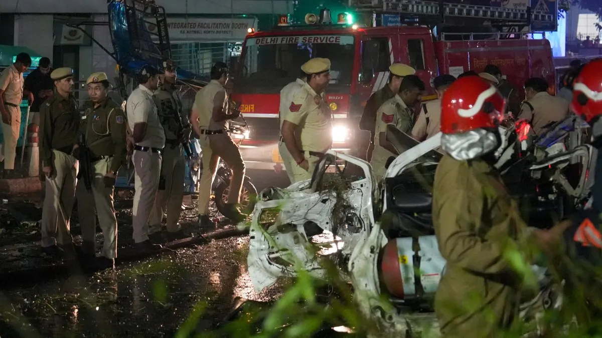 Delhi Red Fort Blast: कार विस्फोट से दहली दिल्ली, धमाका इतना तेज चारों तरफ  धुआं और चीखें गूंज उठीं | Delhi Red Fort Blast Car Explosion Rocks Panic  And Chaos Around Metro