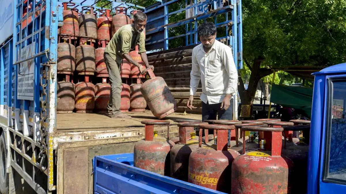 LPG Cylinder: उज्ज्वला के लाभार्थियों के लिए बुरी खबर! बदल गया सब्सिडी वाले सिलेंडर का नियम, कितनी होगी कटौती?