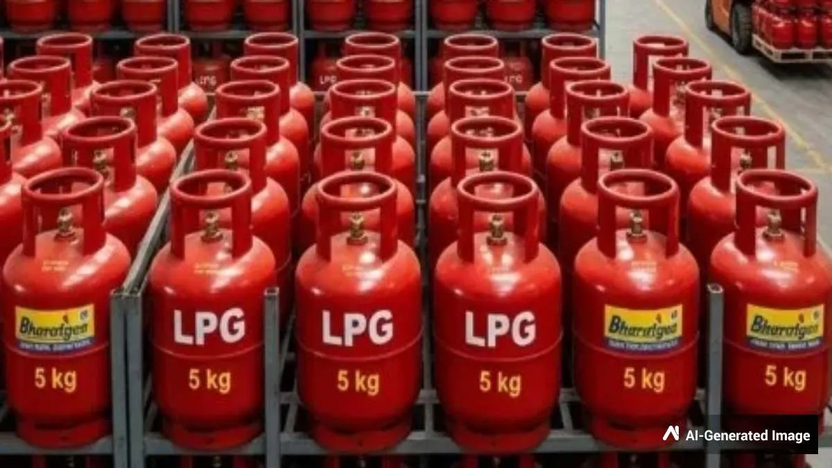 LPG Price: घरेलू  सिलेंडर के बाद क्या बढ़े 5 किलो वाले छोटू गैस का दाम? आपके शहर में क्या हो गया भाव?