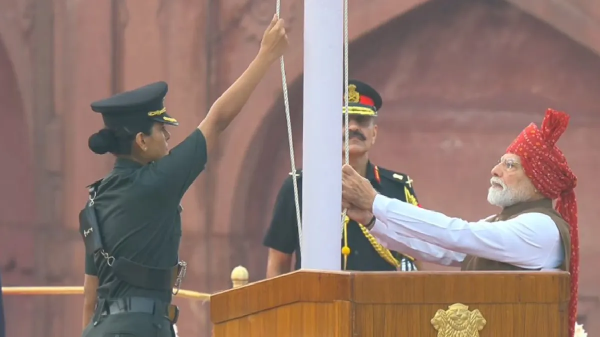 कौन हैं कैप्टन रितिका खरेता? जिन्हें PM मोदी संग तिरंगा फहराते हुए देखा गया, अब हर तरफ हो रही है चर्चा