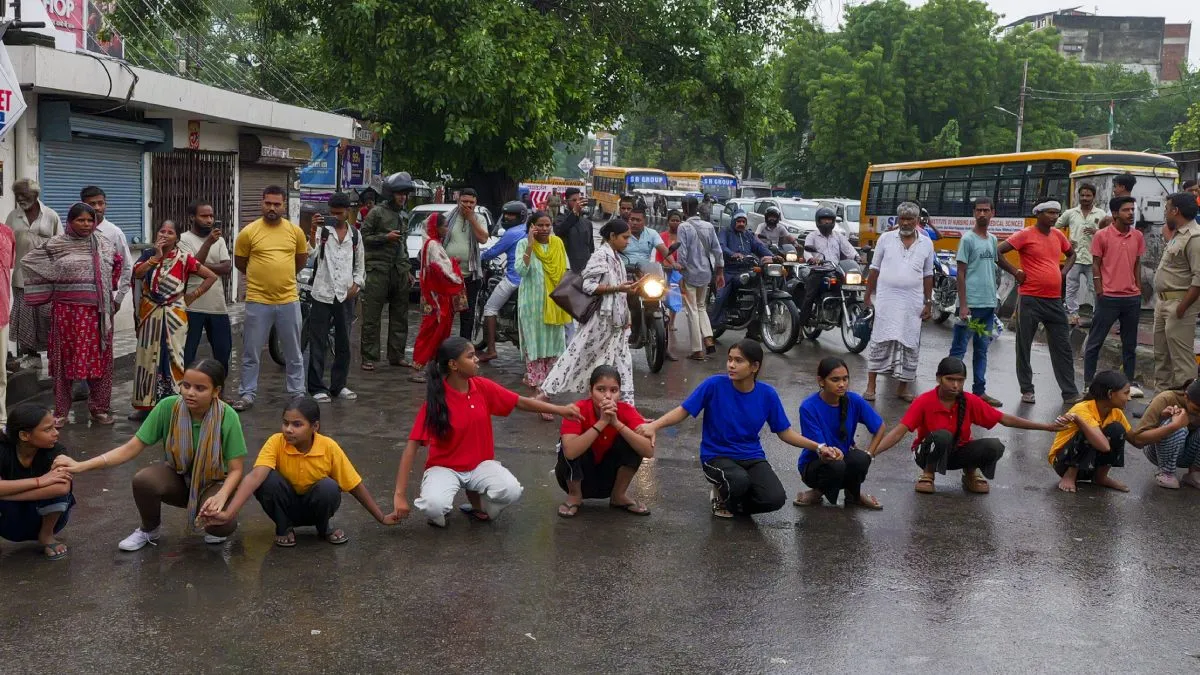 Lucknow Gen Alpha Protest: छात्राओं ने 8KM तक पुलिस को दौड़ाया, खोली पोल! अखिलेश बोले- शिक्षा मंत्री कहां है?