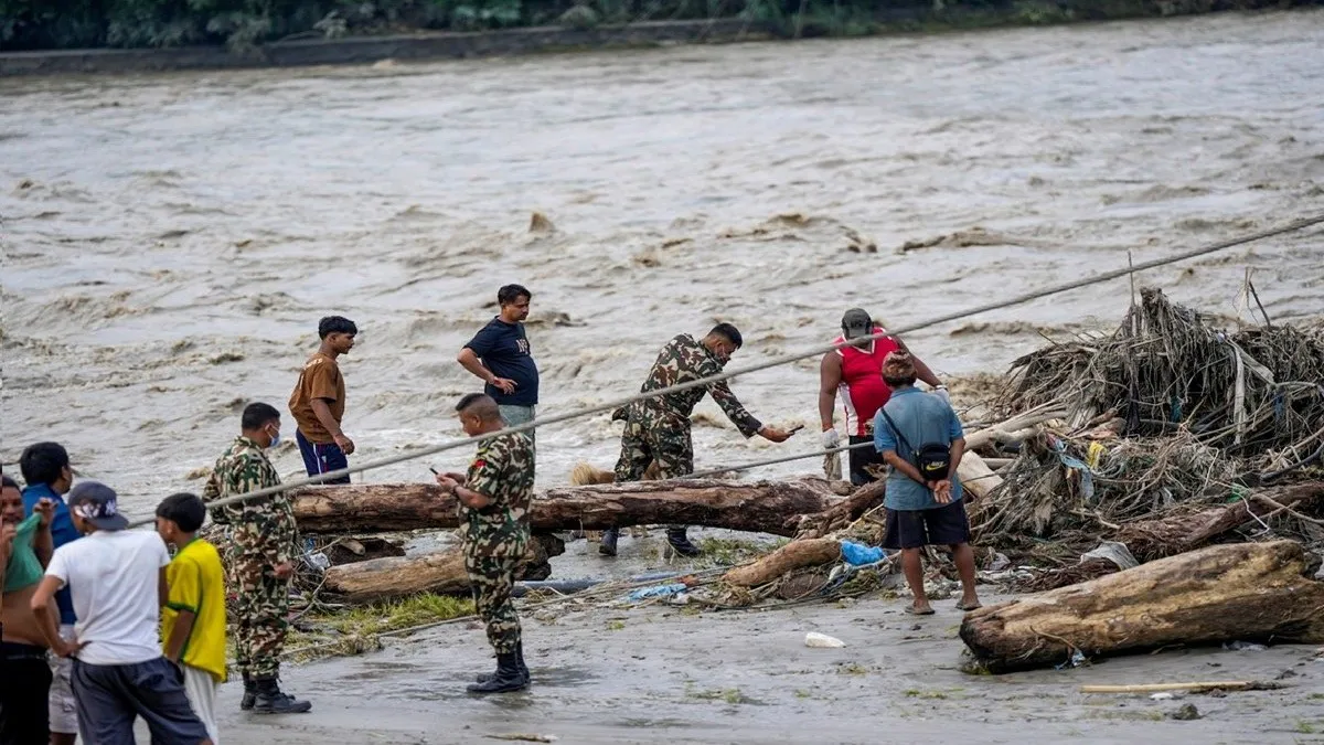 Nepal Flood के बीच शर्मनाक वारदात! नदी में बहकर आए बैंक सेफ से निकाले 92 लाख, 29 गिरफ्तार, शवों से भी हुई चोरी