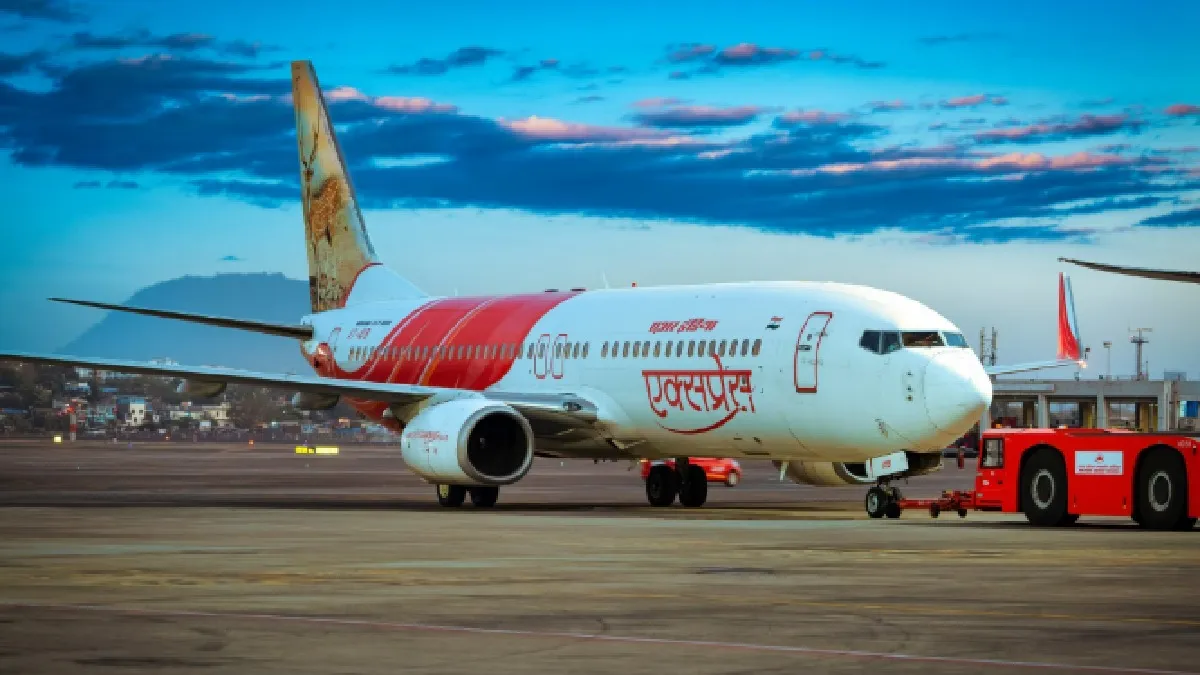 Lucknow Airport पर एयर इंडिया एक्सप्रेस की फ्लाइट की क्यों इमरजेंसी लैंडिंग? 155 यात्रियों की सांसें अटकी!