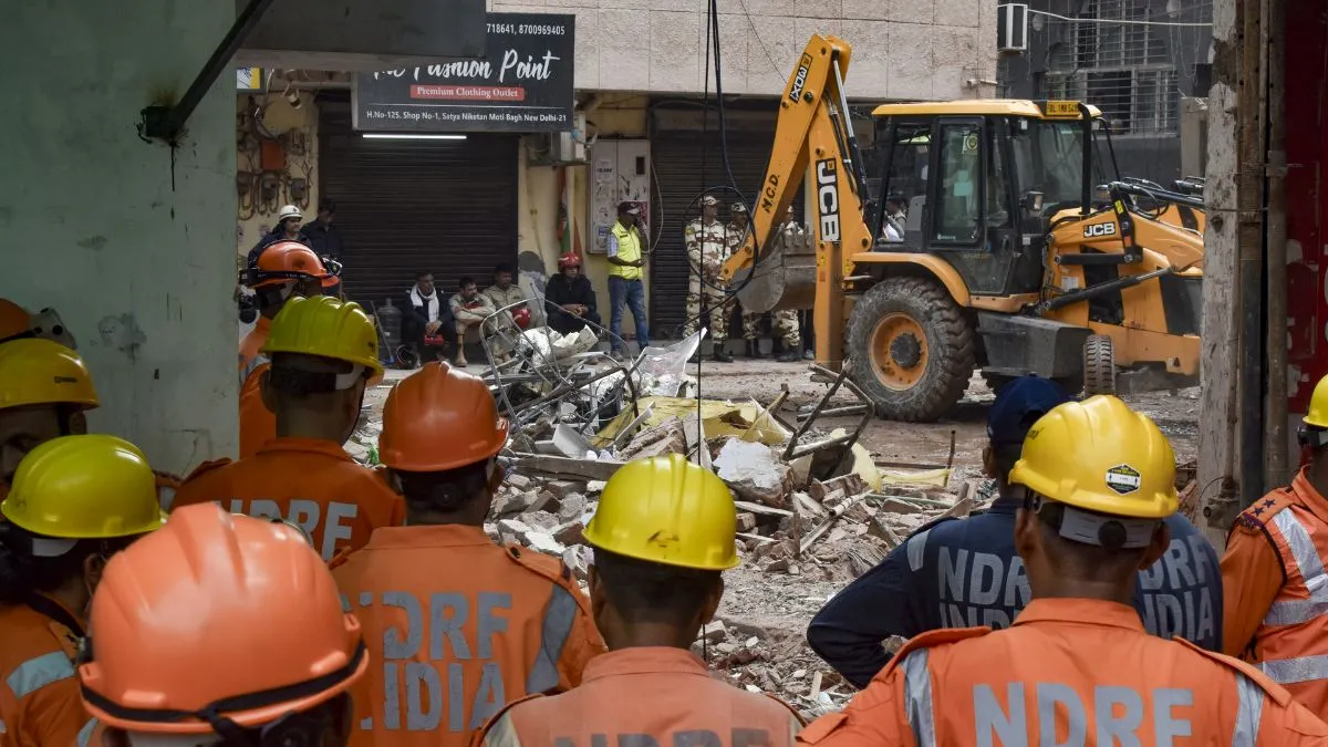 सत्य निकेतन हादसे के बाद MCD का बड़ा एक्शन, दिल्ली में 17 इमारतें ढहाईं, 5 सील, सर्वे में 52 PG मिले जर्जर