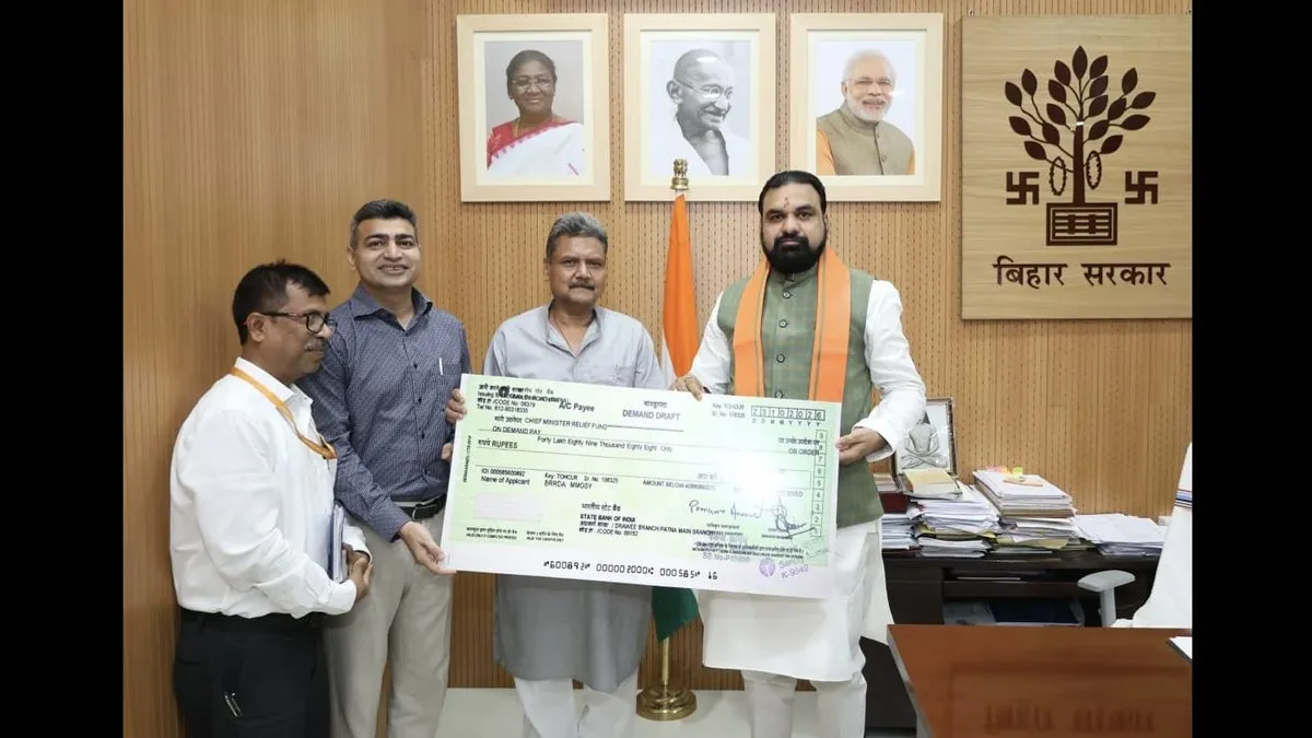 बिहार: ग्रामीण कार्य मंत्री सुनील कुमार ने मुख्यमंत्री राहत कोष में दिए ₹40.89 लाख, एक महीने का वेतन भी सौंपा