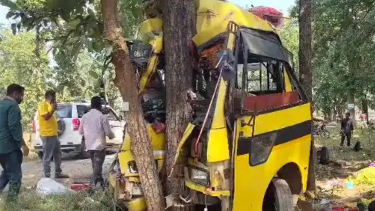 Chhattisgarh Bus Accident: पहाड़ी मोड़ पर बेकाबू बस पेड़ से टकराई, 6 की मौत-20 घायल, कैसे हुआ हादसा?