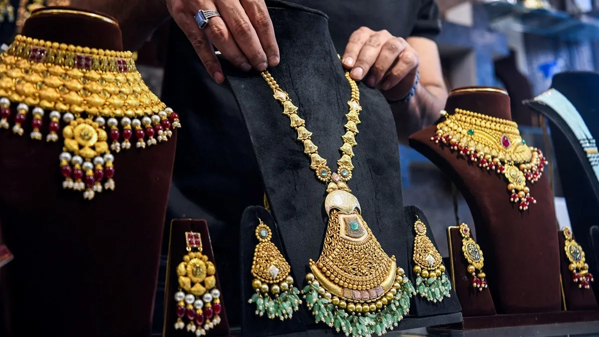 Gold Rate: धनतेरस के पहले सोना हो रहा सस्ता, 8 हजार दाम गिरकर इतने पर आया भाव, जानें अपने शहर का रेट