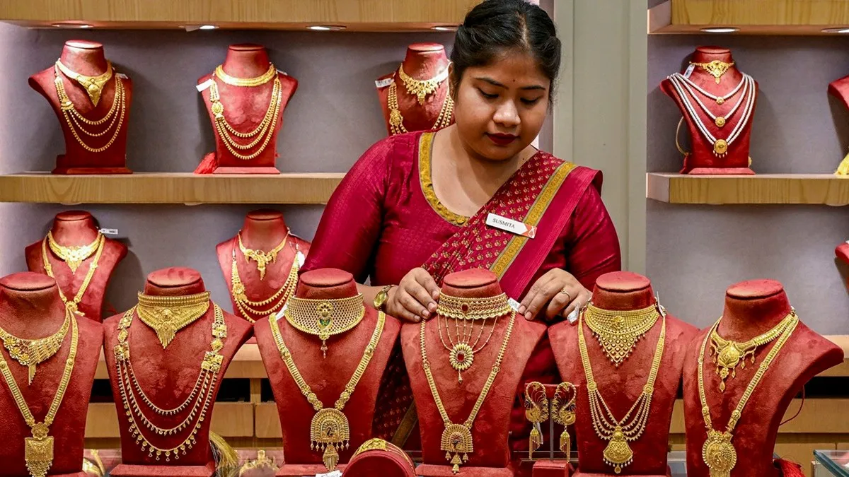 धनतेरस से पहले सोना-चांदी खरीदने का मौका? गोल्ड ₹24,000 और सिल्वर ₹55,000 तक सस्ती,अभी खरीदें या नहीं?