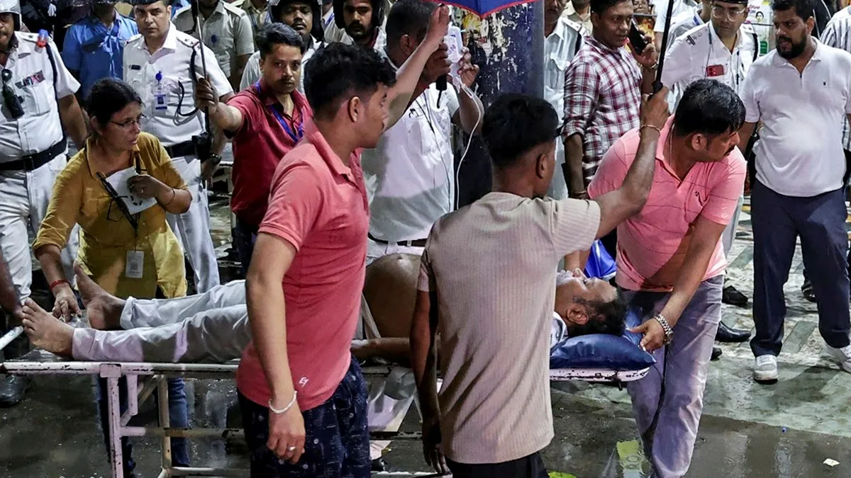 पंडाल का गिरना या बारिश? कोलकाता दुर्गा पूजा पंडाल में मची भगदड़ की असली वजह क्या? जान लीजिए ये बड़ा अपडेट