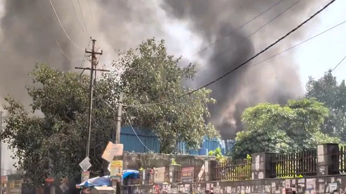 Noida Fire: नोएडा सेक्टर-126 में लगी भीषण आग, 5 दुकानों तक पहुंचीं लपटें, 2 सिलेंडर ब्लास्ट होने की सूचना