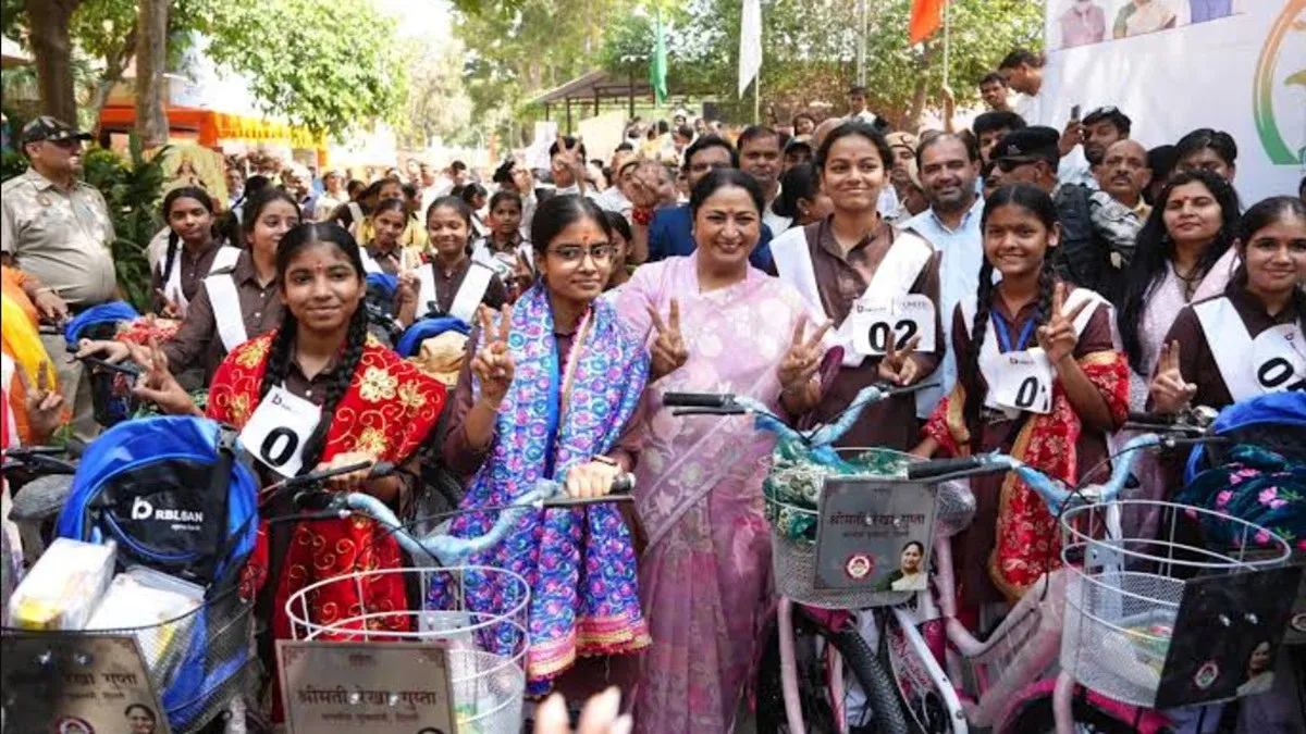 नवरात्रि पर CM रेखा गुप्ता का बड़ा कदम, 1,400 छात्राओं को मिली साइकिल, कहा- सरकार हमेशा इनके साथ खड़ी