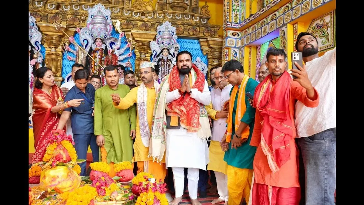 Bihar News: CM सम्राट चौधरी ने मां दुर्गा की पूजा-अर्चना कर बिहार की सुख-शांति और समृद्धि की कामना की
