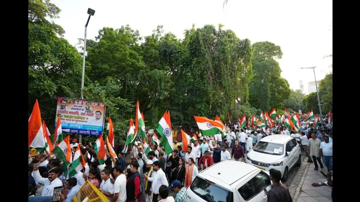 तिरंगा यात्रा निकालकर ‘आप’ ने मोदी सरकार के खिलाफ किया प्रदर्शन, केजरीवाल बोले- क्या तिरंगा लहराना जुर्म है?