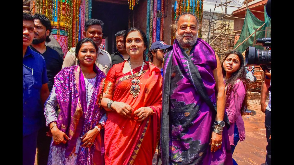 Meenakshi Seshadri to Perform at International Gita Mahotsav on December 11  - Oneindia News