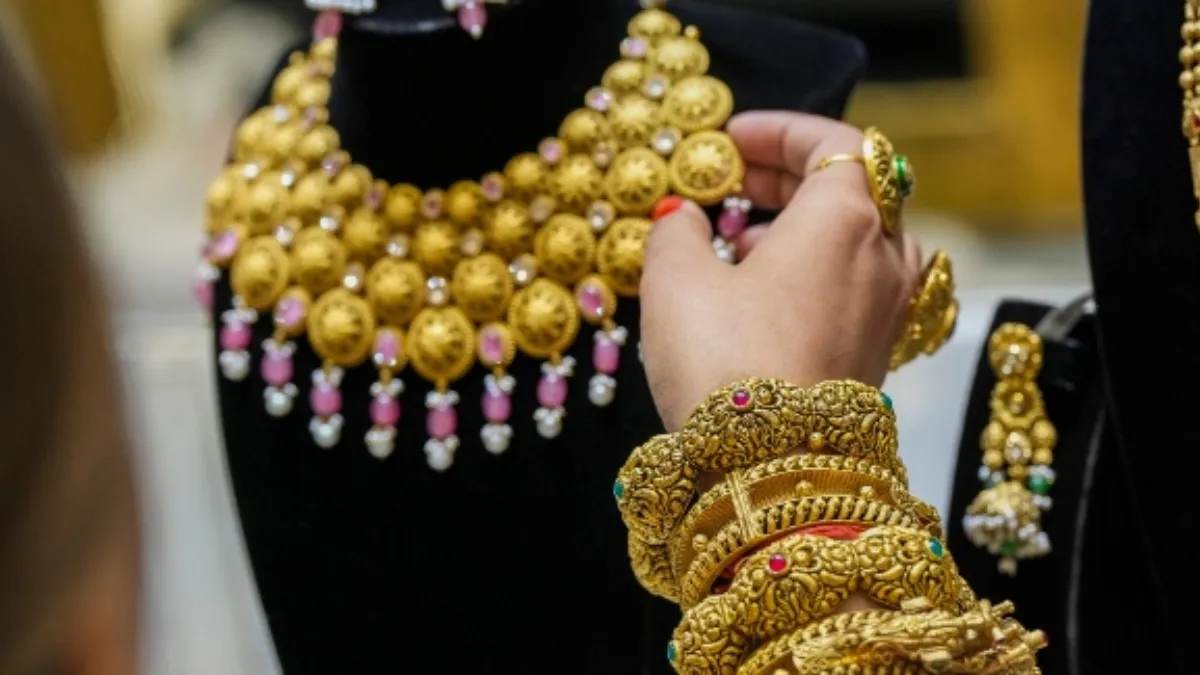 Gold Price On June 18: ಬೆಂಗಳೂರಿನಲ್ಲಿ ಬಂಗಾರ ಬೆಲೆ ಇಳಿಕೆಯಾಗಿದ್ಯಾ? ಇಲ್ಲಿದೆ ಜೂನ್ 18ರ ಚಿನ್ನದ ದರಪಟ್ಟಿ