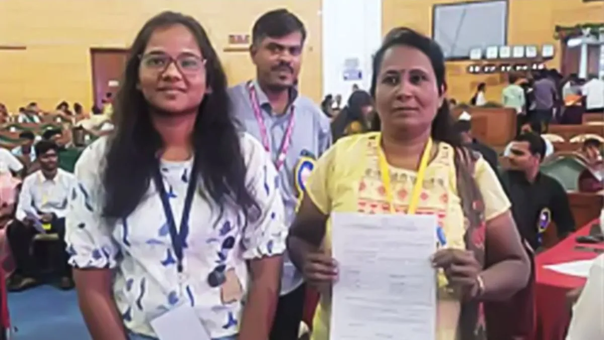 ಮಗಳ ಪುಸ್ತಕ ಓದಿ NEET ಪಾಸ್ ಮಾಡಿದ 49 ವರ್ಷದ ತಾಯಿ: ಅಮ್ಮ-ಮಗಳ ಒಟ್ಟಿಗೆ ಕಾಲೇಜು ಮೆಟ್ಟಿಲೇರಲು ಸಜ್ಜಾದ ಸ್ಫೂರ್ತಿದಾಯಕ ಕಥೆ