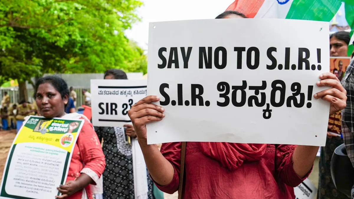Karnataka SIR: VIPಗಳಿಗೆ ಮನೆ ಬಾಗಿಲಿಗೆ ಸೇವೆ, ಜನಸಾಮಾನ್ಯರಿಗೆ ಕ್ಯೂ, ಮತದಾರರ ಪಟ್ಟಿ ಪರಿಷ್ಕರಣೆಯಲ್ಲಿ ಅಧಿಕಾರಿಗಳ ತಾರತಮ್ಯ
