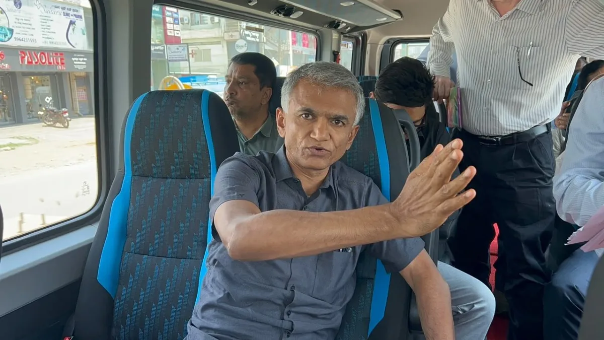 ‘ಕೈ ಮುಗಿದು ಕೇಳ್ತೇನೆ, ಕನಿಷ್ಠ ಜೆಲ್ಲಿ ಹಾಕಿಯಾದರೂ ರಸ್ತೆ ಮಾಡಿ’: ಅಧಿಕಾರಿಗಳ ವಿರುದ್ಧ ಕೃಷ್ಣ ಬೈರೇಗೌಡ ಗರಂ