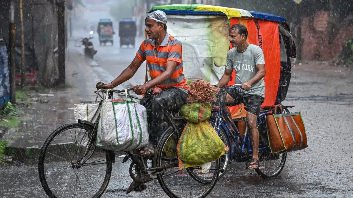 Bengaluru rains: ಗುಡುಗು ಮಿಂಚು ಸಹಿತ ಆರ್ಭಟಿಸಿದ ಮಳೆಗೆ ಸಿಲಿಕಾನ್ ಸಿಟಿ ಅಸ್ತವ್ಯಸ್ತ, ಇವತ್ತಿನ ಹವಾಮಾನ ಹೇಗಿದೆ?