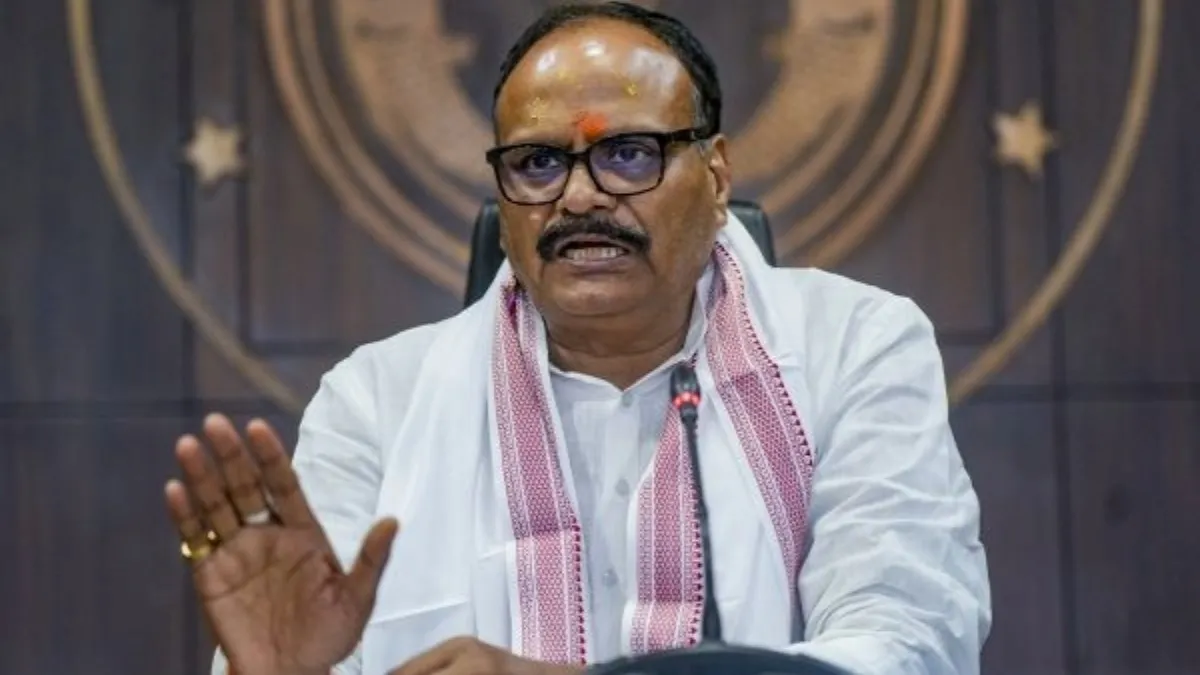 ಉದ್ಯೋಗದ ಬೆನ್ನು ಬೀಳಬೇಡಿ, ಟ್ಯಾಕ್ಸಿ ಅಥವಾ ರಿಕ್ಷಾ ಓಡಿಸಿ ಎಂದ ಯುಪಿ DCM: ಭುಗಿಲೆದ್ದ ಆಕ್ರೋಶ