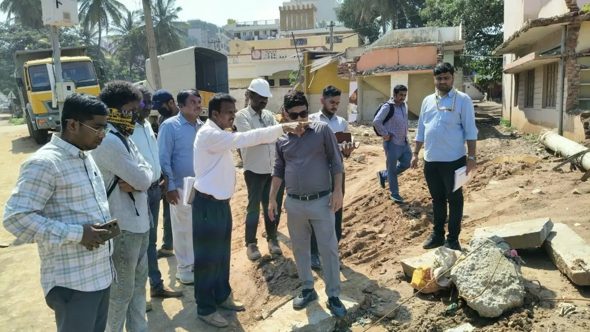ಮಳೆ ನೀರು ನಿಲ್ಲದಂತೆ ಆ್ಯಕ್ಷನ್‌; ರಸ್ತೆ ಗುಂಡಿ ಮುಚ್ಚಲು ಅಧಿಕಾರಿಗಳಿಗೆ ಖಡಕ್‌ ಸೂಚನೆ