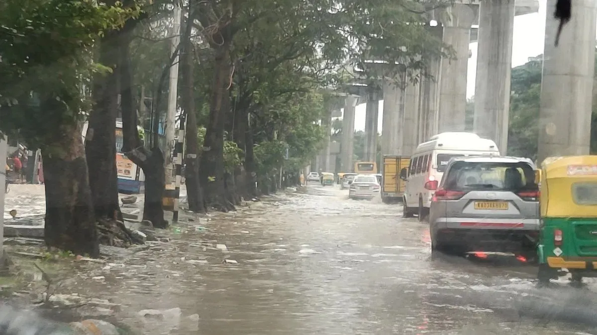 Bengaluru Rains: ಬೆಂಗಳೂರು ಧರೆಗೆ ವರ್ಷಧಾರೆಯ ತಂಪು: ವ್ಯಾಪಕ ಮಳೆಗೆ ಜೀವನ ಅಸ್ತವ್ಯಸ್ತ, ಹವಾಮಾನ ಮುನ್ಸೂಚನೆ