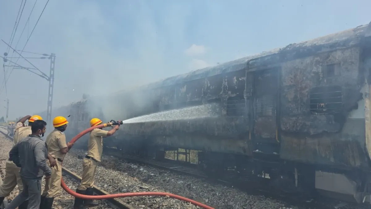 Bengaluru Train Fire: ಯಲಹಂಕದಲ್ಲಿ ಧಗಧಗಿಸಿದ ರೈಲು ಬೋಗಿಗಳು!, ಭಾರೀ ಅಗ್ನಿ ಅವಘಡಕ್ಕೆ ಕಾರಣವೇನು?