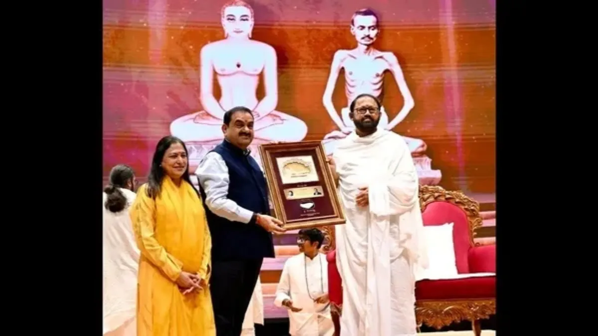 ನವರಾತ್ರಿ ಪ್ರಯುಕ್ತ ಗುಜರಾತ್‌ನ ಶ್ರೀಮದ್ ರಾಜಚಂದ್ರ ಆಶ್ರಮಕ್ಕೆ ಗೌತಮ್ ಅದಾನಿ, ಡಾ. ಪ್ರೀತಿ ಅದಾನಿ ಭೇಟಿ