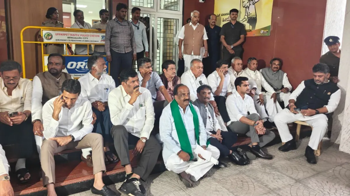 Karnataka SIR: Form 7 ಮೂಲಕ ಮತದಾರರ ಡಿಲೀಟ್ ಷಡ್ಯಂತ್ರ; ಪ್ರಕರಣ ದಾಖಲಿಸುವಂತೆ ಬೀದಿಗಳಿದು ಪ್ರತಿಭಟಿಸಿದ ಸಿಎಂ ಡಿಕೆಶಿ!