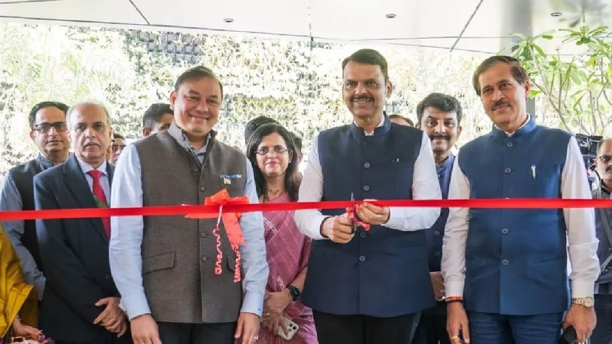 Maharashtra: ಧಾರಾವಿ ಪುನರಾಭಿವೃದ್ಧಿಗೆ ವೇಗ; ಎಕ್ಸ್‌ಪೀರಿಯನ್ಸ್ ಸೆಂಟರ್ ಉದ್ಘಾಟಿಸಿದ ಸಿಎಂ ಫಡ್ನವೀಸ್