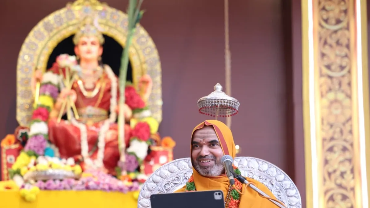 ನವರಾತ್ರಿಯಲ್ಲಿ ದೇವಿ ಮಹಾತ್ಮೆಯ ಶ್ರವಣ-ಪಠನದಿಂದ ಅನಂತ ಫಲ: ರಾಘವೇಶ್ವರ ಶ್ರೀ