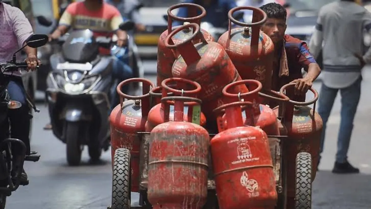 LPG: ಎರಡು ಉಚಿತ ಗ್ಯಾಸ್ ಸಿಲಿಂಡರ್ ವಿತರಣೆ: ಎಲ್ಲಿ ಹಾಗೂ ಯಾವಾಗ?