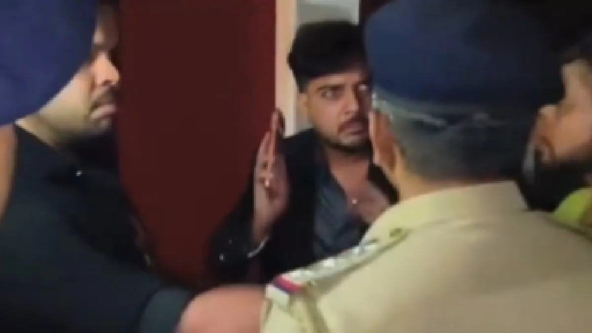 Viral Video: ಬೆಂಗಳೂರು ಪೊಲೀಸರಿಗೆ ಕೆಟ್ಟ ಪದ ಬಳಸಿದ ಆಂಧ್ರಪ್ರದೇಶದ IAS ಅಧಿಕಾರಿ, ಮೂವರ ಮೇಲೆ ಎಫ್‌ಐಆರ್