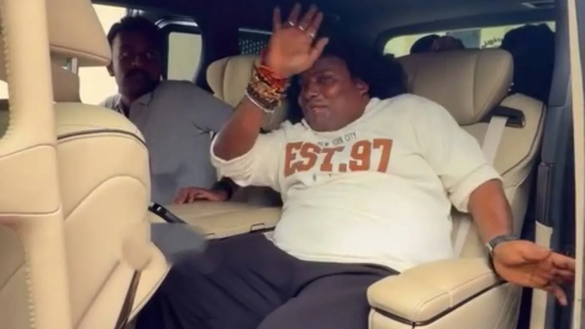 யோகி பாபு வாங்கிய விலையுயர்ந்த சொகுசு கார்.. தமிழ் நடிகர்கள் சிலர் மட்டுமே இந்த கார் வச்சுருக்காங்க? விலை எவ்வளவு? கிளிக்ஸ்!