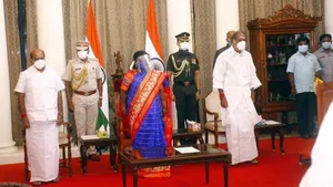 புதுவை- தற்காலிக சபாநாயகர் லட்சுமி நாராயணன் பதவியேற்றார்-23 நாட்களுக்கு பின் எம்எல்ஏக்கள் பதவியேற்பு