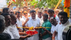 நாங்க 10000..அவங்க 8000 தான்! அத்தைக்கு மீசை வச்சா சித்தப்பா மாதிரி இருக்கு! திண்டுக்கல்லார் ராக்ஸ்!