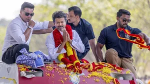 தமிழகத்தின் நம்பர் 1 கோடீஸ்வர வேட்பாளர் விஜய் இல்லை.. ₹5,800 கோடி உடன் முந்திய அதிமுக வேட்பாளர்!