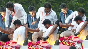 தடுமாறிய விஜய்.. சென்னையில் பிரசார வாகனத்தின் மேலே இருந்து தவறி கீழே விழுந்தார்.. பதறிய பவுன்சர்கள்