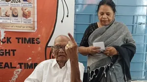 102 வயதிலும் ஜனநாயக கடமை.. வாக்குச்சாவடிக்கு நேரில் வந்து வாக்களித்த முதல்வர் ஸ்டாலினின் தாய்மாமா!