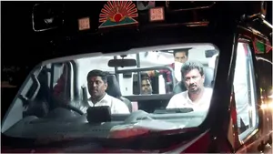 உதயநிதி ஸ்டாலின் பரப்புரை வாகனத்தை நெருங்கி வந்த போலீசார்.. திடீரென ரெய்டு! ராமநாதபுரத்தில் சலசலப்பு