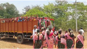 நடுக்காட்டுக்குள் அடைத்து வைக்கப்பட்ட மக்கள்? திமுக வேட்பாளரின் ப்ளானா? ஆத்திரத்தில் அதிமுகவினர்!