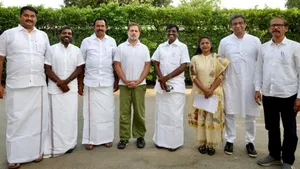 "அமைச்சர் பதவிக்கு போட்டா போட்டி".. விஜய் ஆஃபரால் 'லாபி'.. ராகுலை சந்தித்த காங்கிரஸ் எம்எல்ஏக்கள்