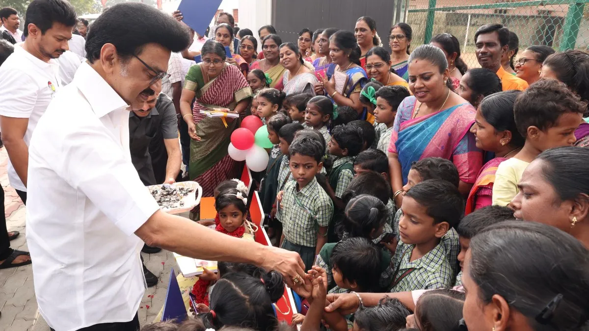 பிறந்தநாளில் ஸ்டாலின் செய்த சூப்பர் சம்பவம்.. அரசு பள்ளிகளில் மாணவர் சேர்க்கை தொடங்கி வைப்பு! | CM MK Stalin Launches 2025-2026 Govt School Admissions, Distributes Sweets ...