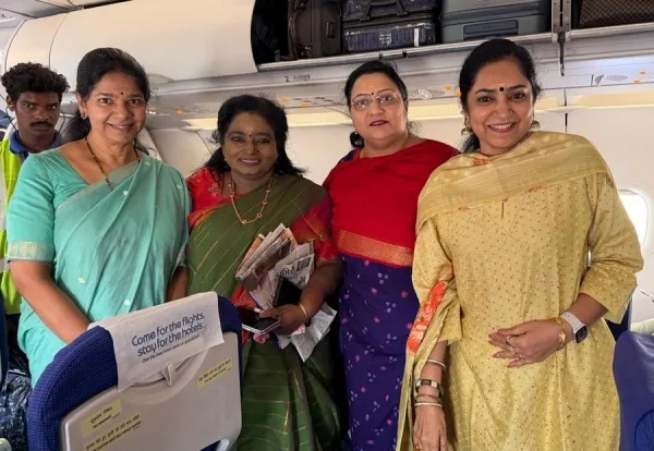 வெல்லும் தமிழ்ப் பெண்கள்! தமிழிசையுடன் கனிமொழி! அரசியல் கடந்த நாகரீகம்! சபாஷ் Kanimozhi!