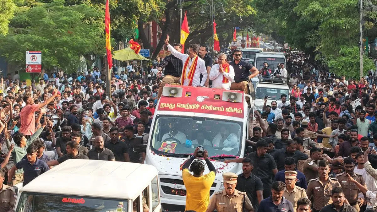 தவெக தலைவர் விஜய் மீது பாய்ந்தது வழக்கு.. சென்னையில் அனுமதியின்றி ரோடு ஷோ நடத்தியதால் சிக்கல்