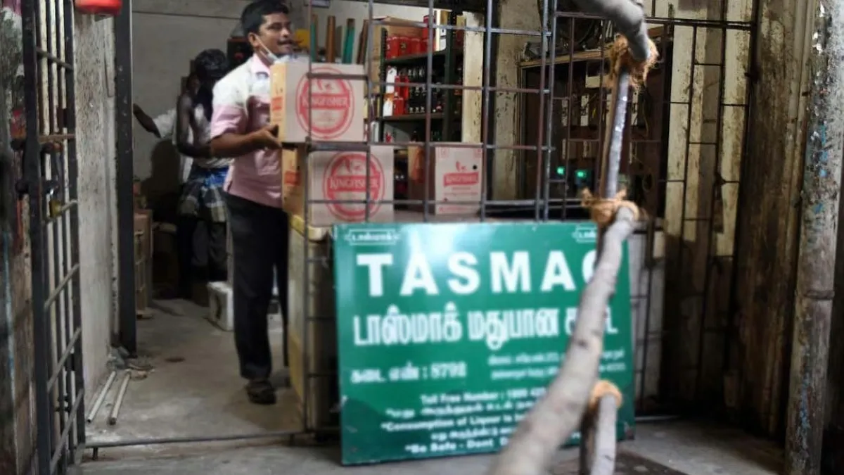 டாஸ்மாக் ஊழியர்களுக்கு ‘செக்’.. கூடுதல் விலைக்கு மது விற்றால் சஸ்பெண்ட்.. தவறு தொடர்ந்தால் டிஸ்மிஸ்!