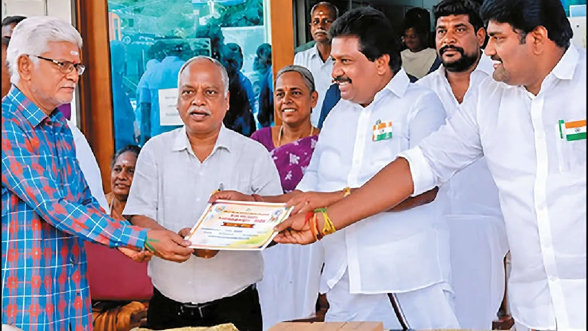 லட்ச கணக்கில் லஞ்சம்! புகாரில் சிக்கிய அதிகாரிக்கு நற்சான்றிதழ்.. சுதந்திர தின விழாவில் சர்ச்சை