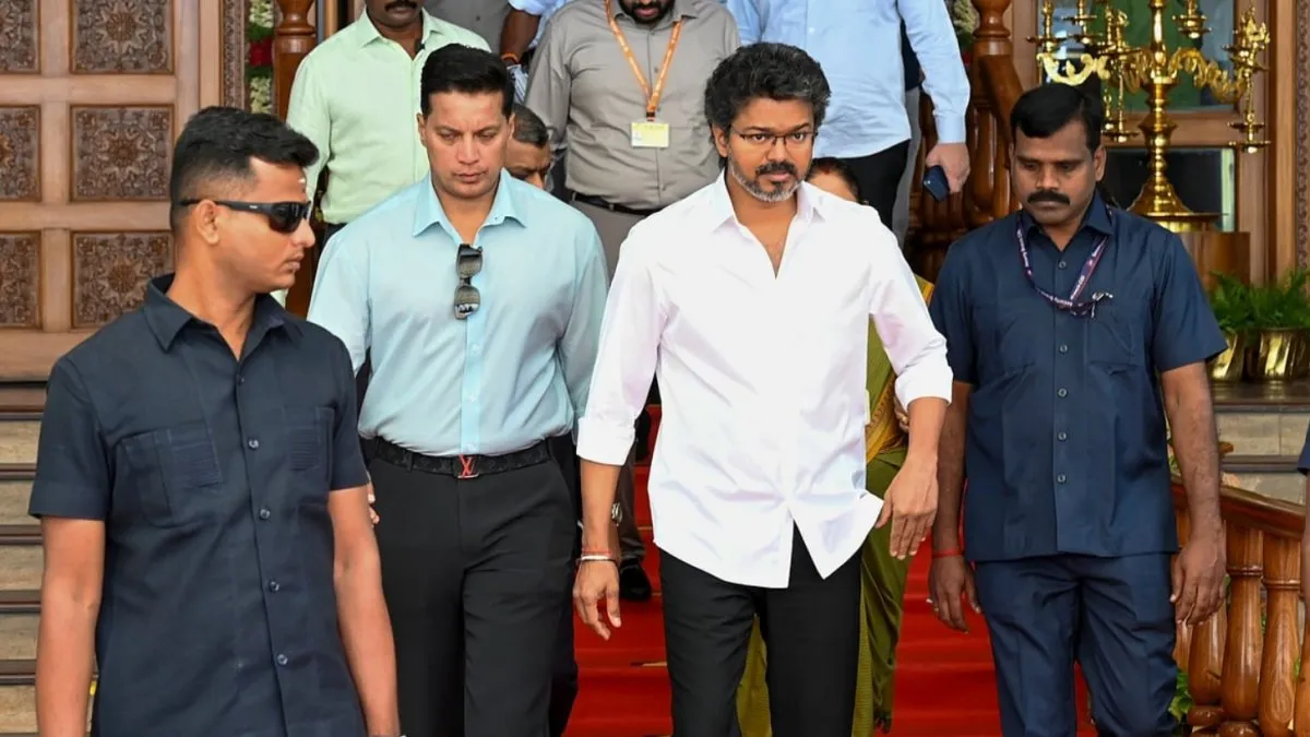 ப்ரோக்கருக்கு என்ன வேலை.. கண்கள் சிவந்த விஜய்.. டெண்டர் முறைகேட்டில் சிக்கிய அதிகாரிகள் மாற்றம்!