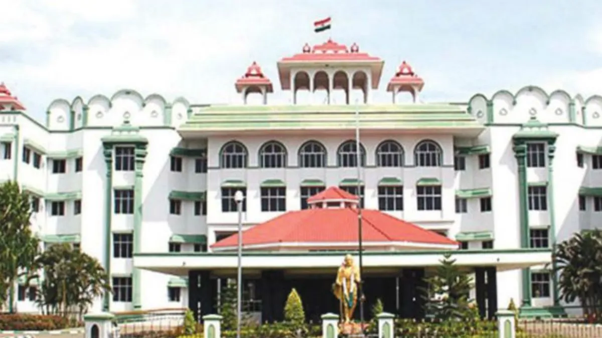 பைக்கின் பின் சீட்டில் அமர்ந்திருந்தால் இளைஞருக்கு உற்சாகம்தான் ஏற்படும்! மதுரை ஹைகோர்ட் நீதிபதிகள்