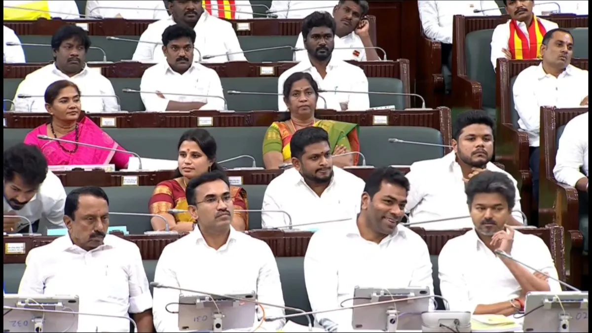 அன்று செங்கோட்டையன்! இன்று யார் கூட தெரியுமா? என்னாச்சு விஜய்க்கு! இடத்தை மாற்றிகிட்டே இருக்காரே